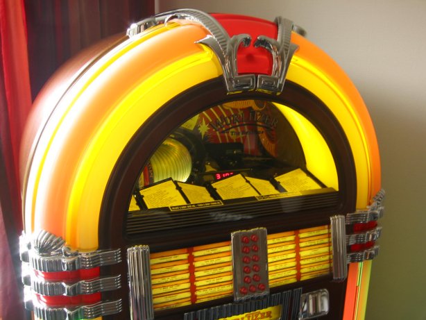 'The bubbler' is een ontwerp uit 1946. Deze 'One More time' versie is een remake waarin 100 CD's gaan. Het is een speciale uitvoering met verbeterd geluid.    